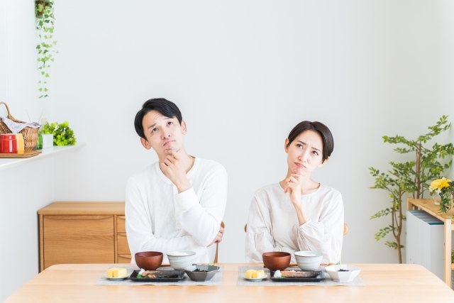 朝食を食べるカップル